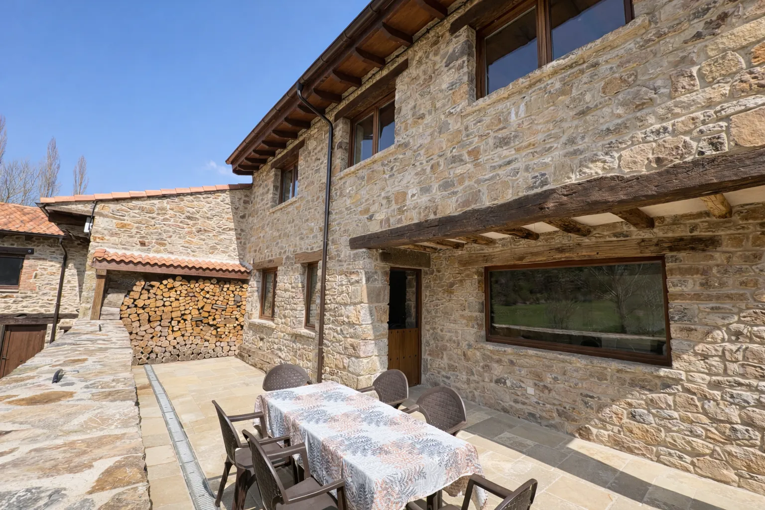 Patio exterior de Cumbres de Lores con vistas a la montaña