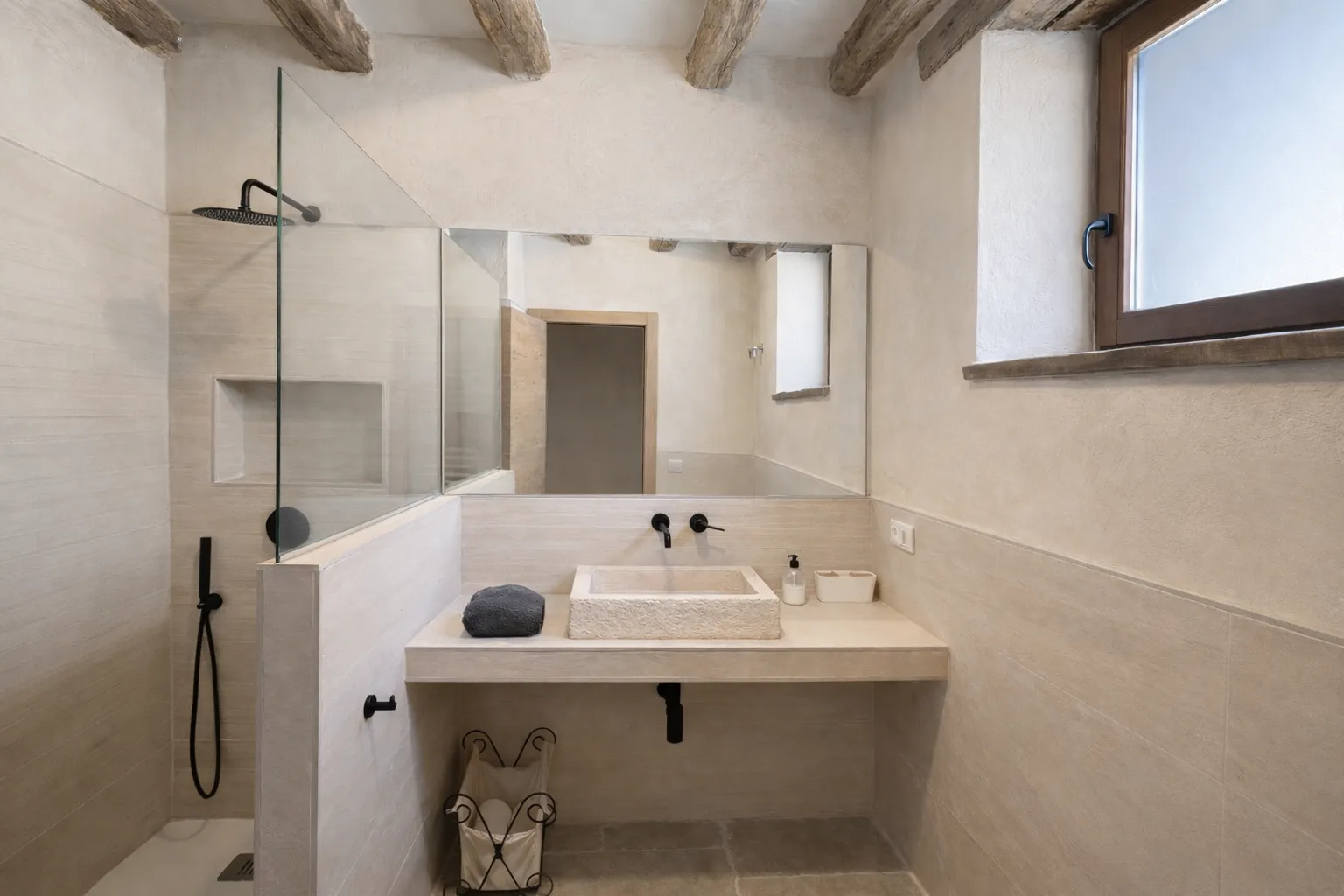 Baño de la planta baja en Cumbres de Lores