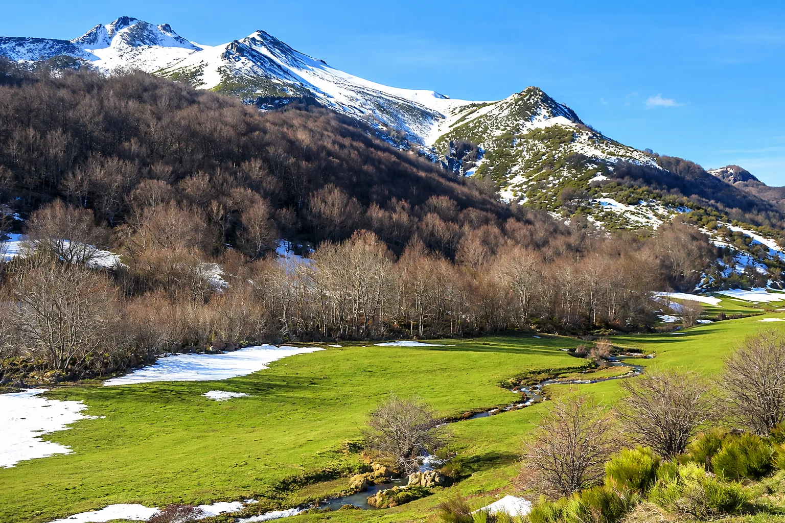 Vista panorámica de la Montaña Palentina desde Lores