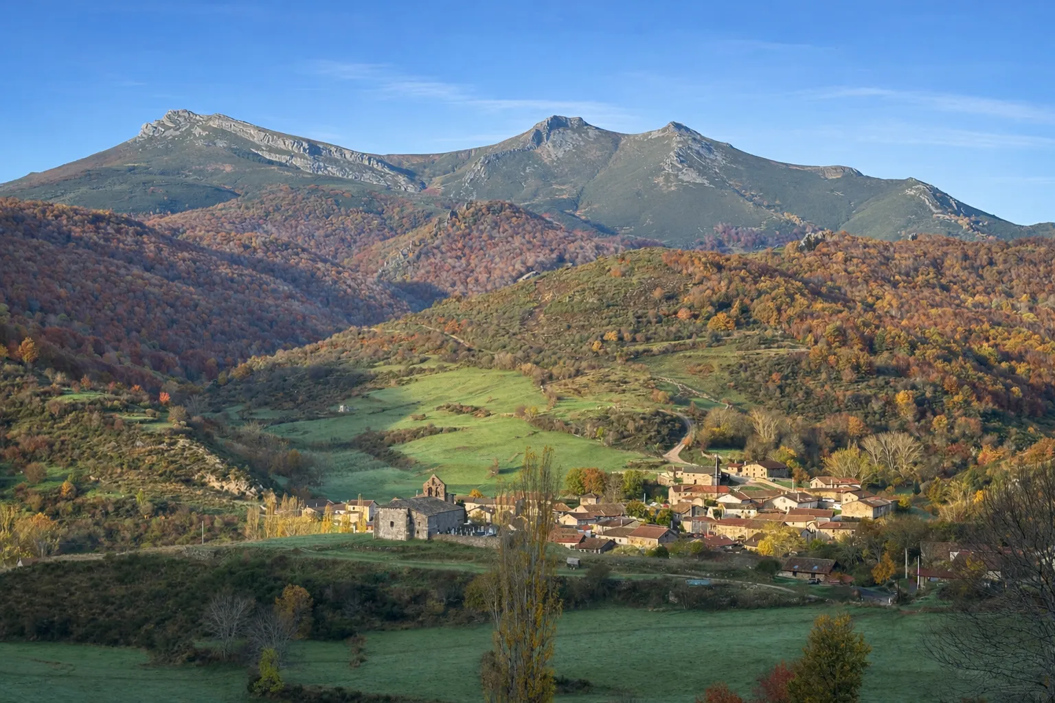 Casas de piedra en el pueblo de Lores, Montaña Palentina